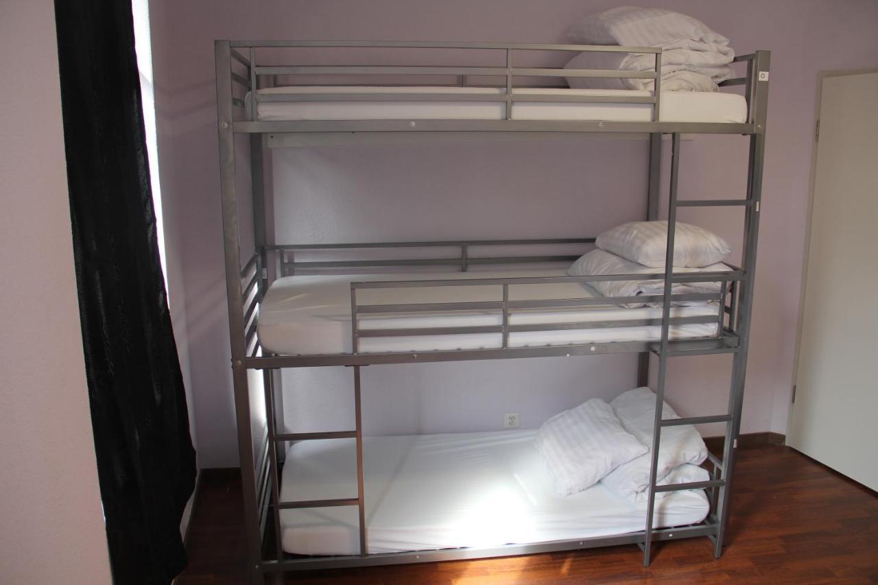 Lit Simple dans Dortoir Mixte